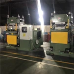 Υδραυλική μηχανή τύπου για την παραγωγή μαξιλαριών φρένων